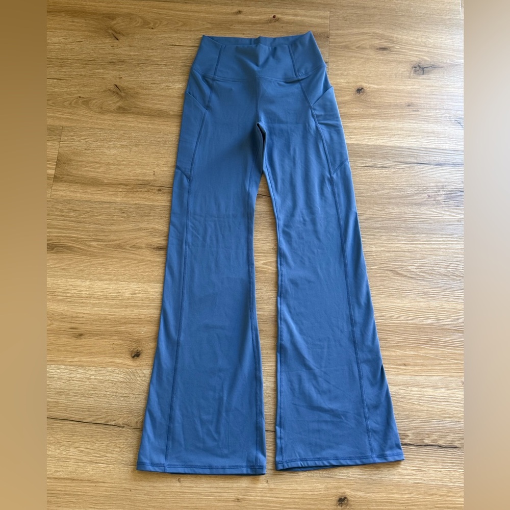 Fabletics Oasis PureLuxe High-Waisted Pocketed Kick Flare leggings- Small Short - Picture 2 of 6
